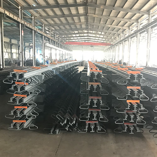 橋梁伸縮縫車(chē)間